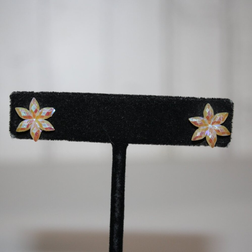Beautiful sparkling cream flower post earrings .5"